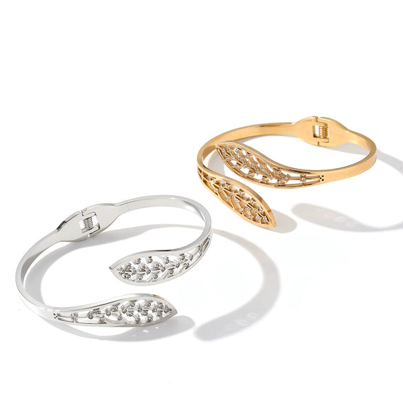 Women's Geometric Hollow Stainless Steel Bracelet With Rhinestone Accents And 18K Gold Vacuum Plated Simple Fashion Style