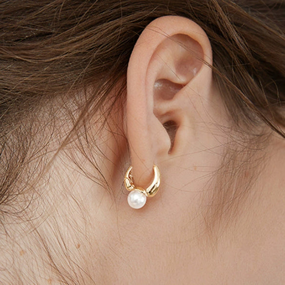 Women's Geometric Pearl Ear Cuff Earrings With Silver Needle And Copper Electroplated Hypoallergenic Vintage Ins Style Jewelry