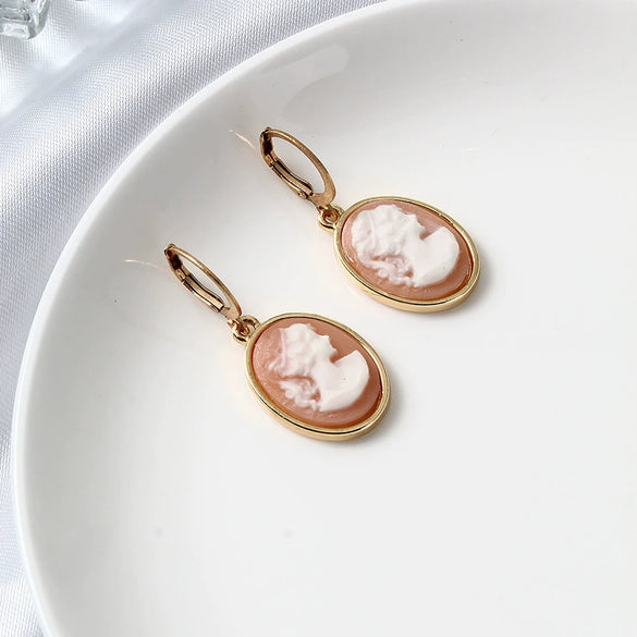 Women's Geometric Round Resin And Acrylic Stud Earrings With Gemstone Embellishment Retro Elegant Jewelry