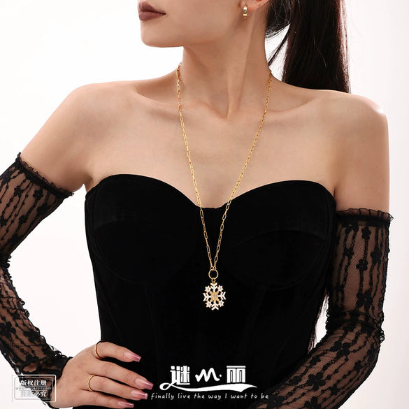 Women's Geometric Snowflake Pendant Necklace With Zircon Detail Electroplated Stainless Steel Chain And Light Luxury Style