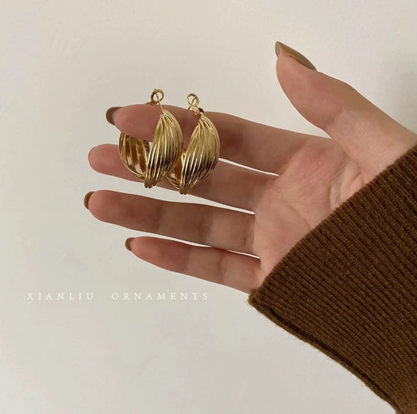 Women's Geometric Twisted Alloy Earrings With Electroplated Finish And Titanium Alloy Ear Pins Fashionable Light Luxury Ear Accessories