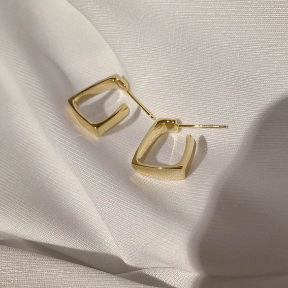 Women's Geometric U Shaped Metal Earrings With Electroplated Finish Simple Elegant Fashion Jewelry