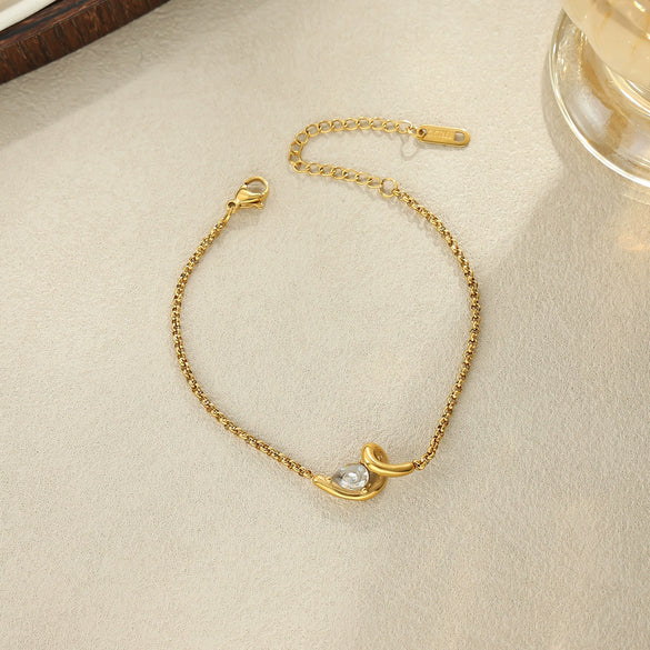 Women’s Gold Plated Stainless Steel Geometric Pendant Necklace With Delicate Clavicle Chain And Lobster Clasp