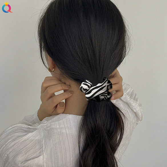Women's Handmade Cloth Scrunchie Hair Tie With Retro Geometric Animal Print Ponytail Hair Accessory