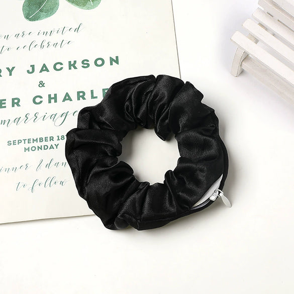 Women's Handmade Cloth Scrunchie Hair Tie With Zipper Detail And Small Dot Stripe Pattern Simple Natural Hair Accessory Wholesale