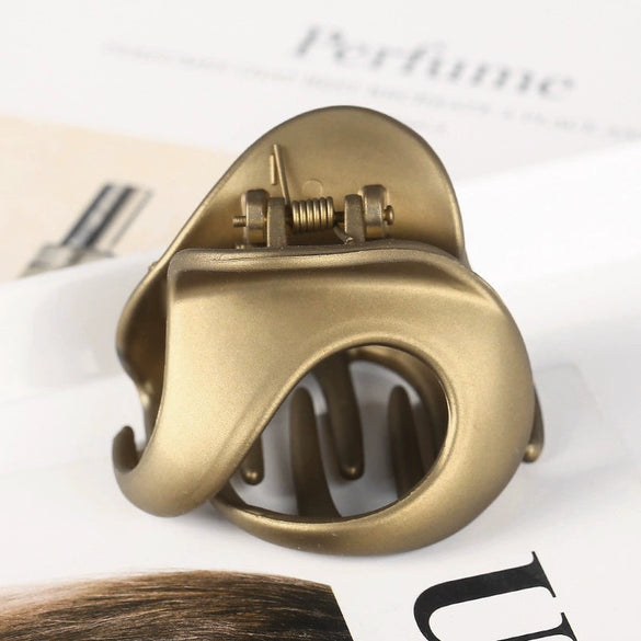 Women's Handmade Irregular Resin Hair Claw Clip Fashion Plastic Hair Grip Accessory