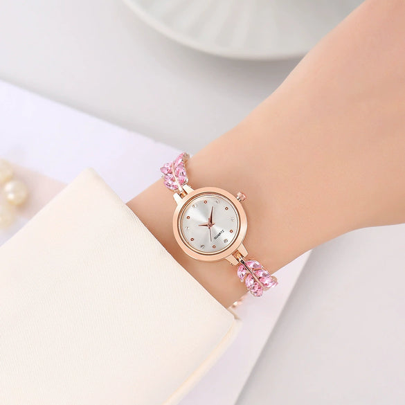 Women's Leisure Alloy Round Quartz Watch With Colored Diamond Thin Strap