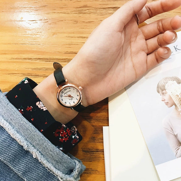 Women's Leisure Vintage Artistic Alloy Case Imitation Leather Strap Round Dial Watch