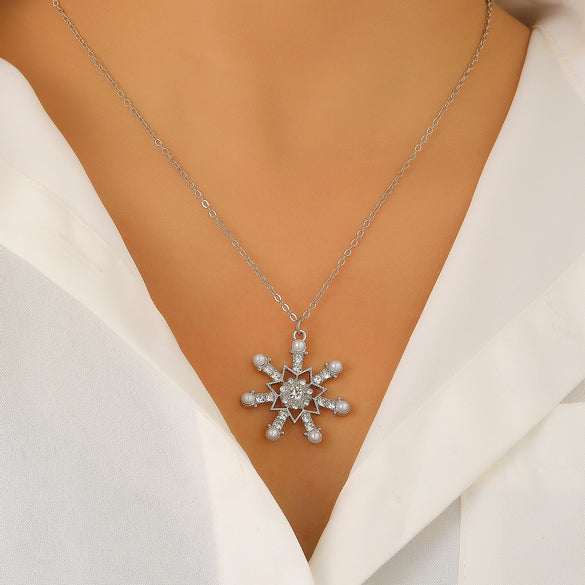 Women's Light Luxury Diamond Snowflake Pendant Necklace Electroplated Zinc Alloy Christmas Holiday Jewelry