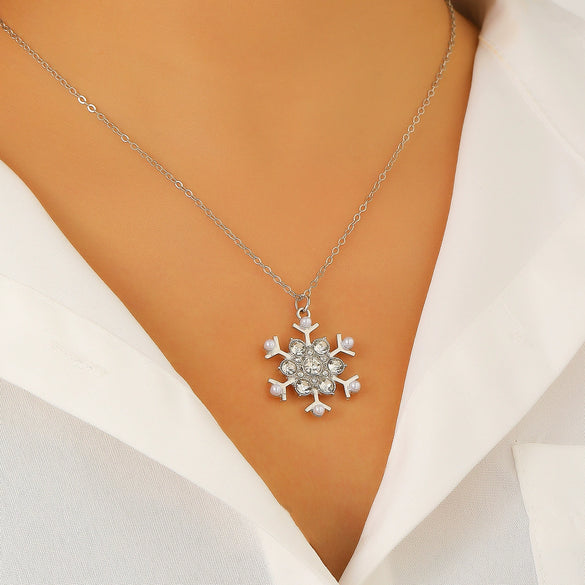 Women's Light Luxury Diamond Snowflake Pendant Necklace Electroplated Zinc Alloy Christmas Holiday Jewelry