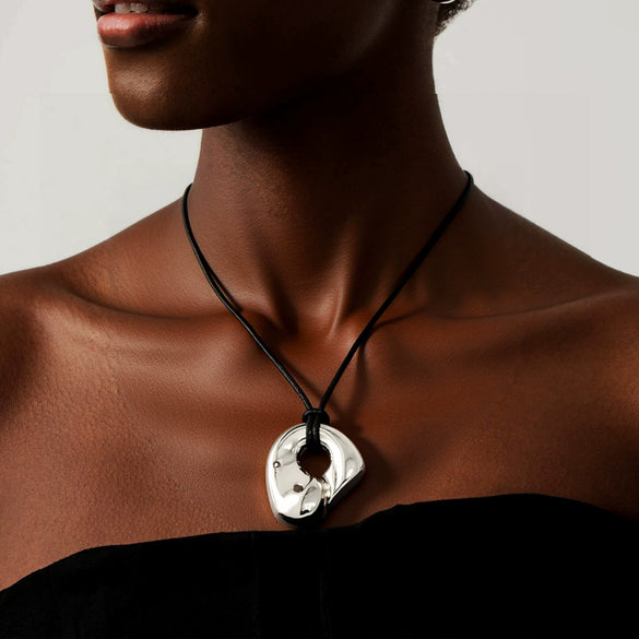 Women's Light Luxury Heart Shaped Alloy Pendant Necklace With Wax Rope Chain Geometric Horseshoe Design Electroplated Sweater Chain Accessory