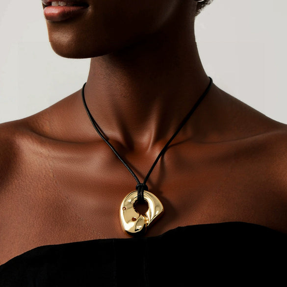 Women's Light Luxury Heart Shaped Alloy Pendant Necklace With Wax Rope Chain Geometric Horseshoe Design Electroplated Sweater Chain Accessory