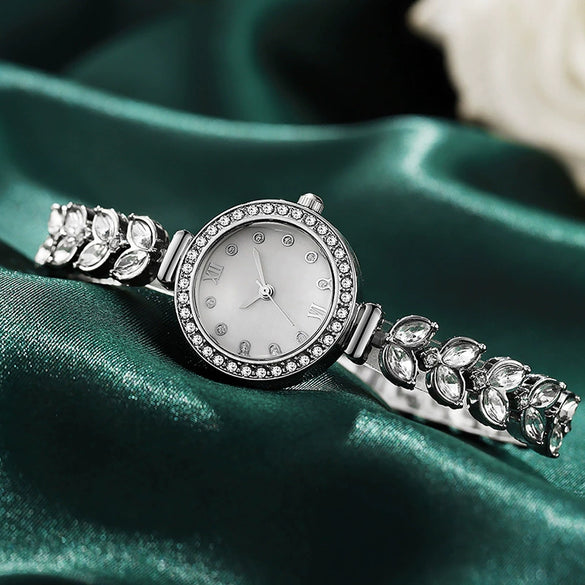 Women's Little Fresh Style Round Dial Zinc Alloy Case Alloy Strap Watch