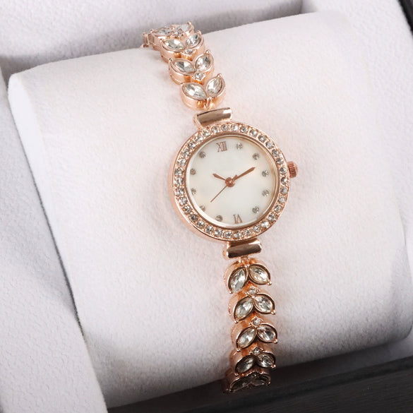 Women's Little Fresh Style Round Dial Zinc Alloy Case Alloy Strap Watch