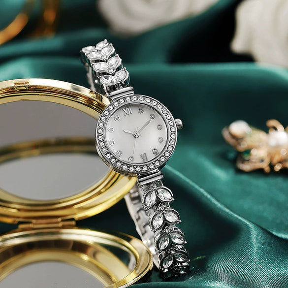 Women's Little Fresh Style Round Dial Zinc Alloy Case Alloy Strap Watch