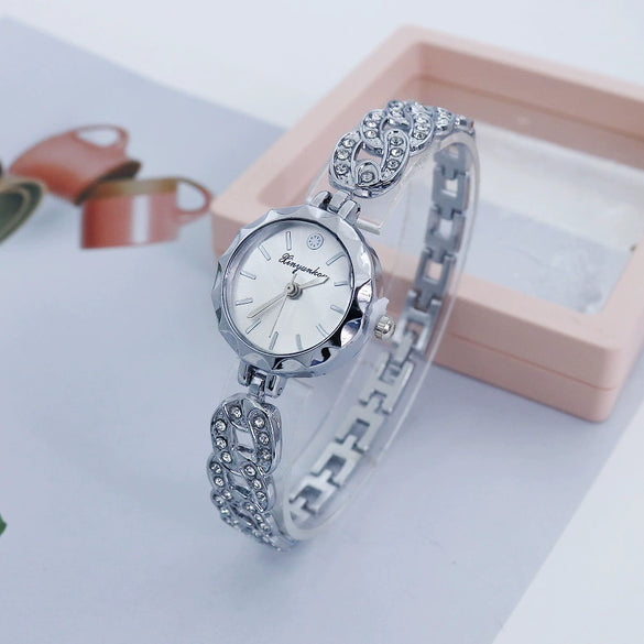 Women's Luxury Alloy Bracelet Watch With Round Dial And Quartz Movement