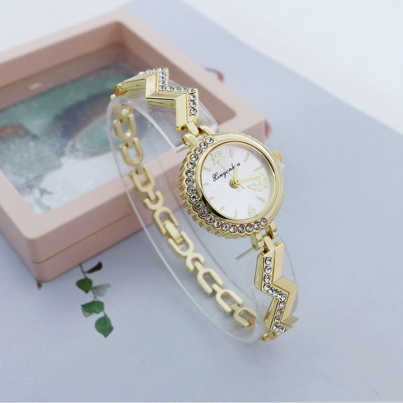 Women's Luxury Alloy Bracelet Watch With Round Dial And Quartz Movement