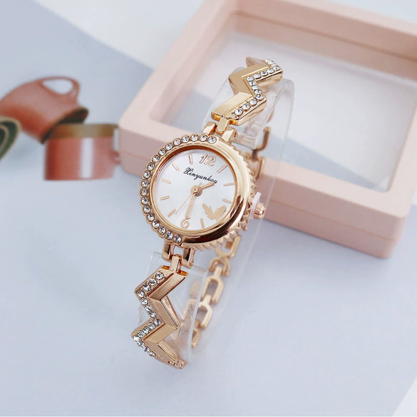 Women's Luxury Alloy Bracelet Watch With Round Dial And Quartz Movement
