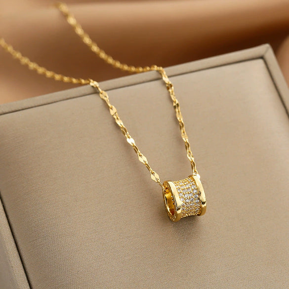 Women's Luxury Small Waist Titanium Steel Necklace With Geometric Design And Diamond Treatment