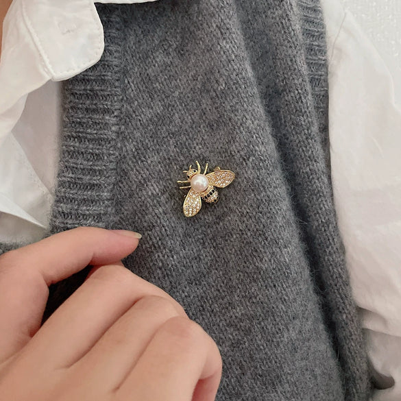 Women's Metal Brooch Accessories With Freshwater Real Pearls And Diamond Design Minimalist Style