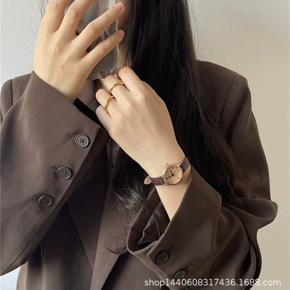 Women's Metal Case Imitation Leather Strap Round Dial Retro Fashion Watch