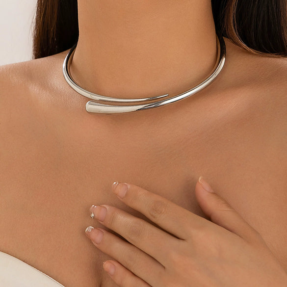 Women's Metal Choker With Geometric Pattern Made Of Zinc Alloy