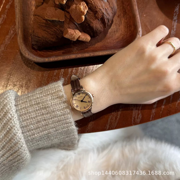 Women's Metal Watch Retro Roman Design Round