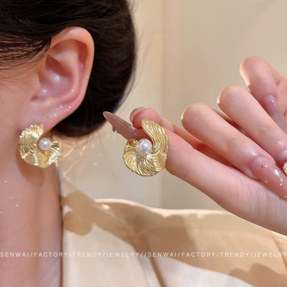 Women's Metallic Texture Pearl Stud Earrings Geometric Shape Electroplated Metal Jewelry