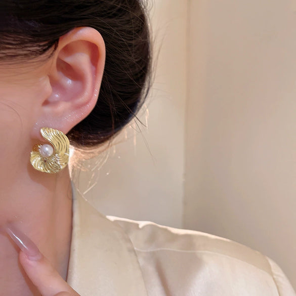 Women's Metallic Texture Pearl Stud Earrings Geometric Shape Electroplated Metal Jewelry