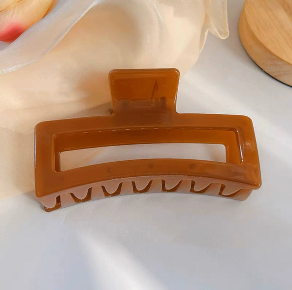 Women's Minimalist Geometric Ps Hair Clip With Paint Treatment And Multiclaw Design