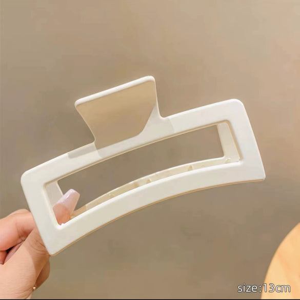 Women's Minimalist Geometric Ps Hair Clip With Paint Treatment And Multiclaw Design