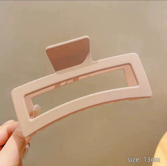 Women's Minimalist Geometric Ps Hair Clip With Paint Treatment And Multiclaw Design