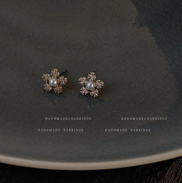 Women's Minimalist Snowflake Zircon Stud Earrings Copper Electroplated Elegant Fashion Earrings With Silver Needle