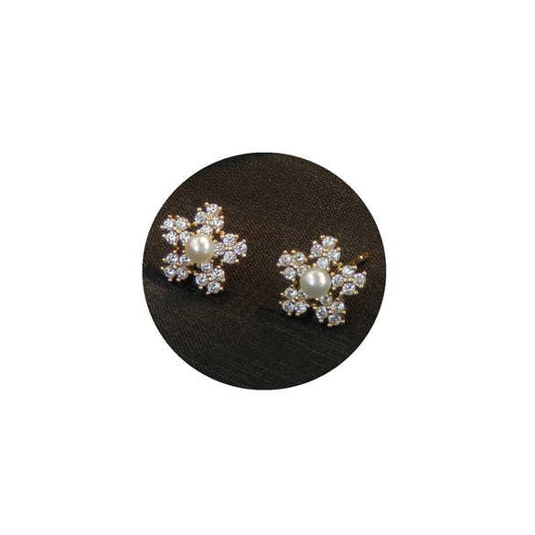 Women's Minimalist Snowflake Zircon Stud Earrings Copper Electroplated Elegant Fashion Earrings With Silver Needle