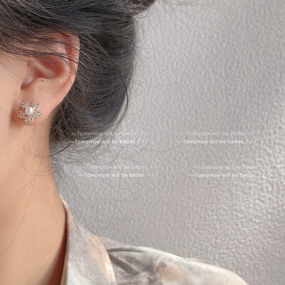 Women's Minimalist Snowflake Zircon Stud Earrings Copper Electroplated Elegant Fashion Earrings With Silver Needle
