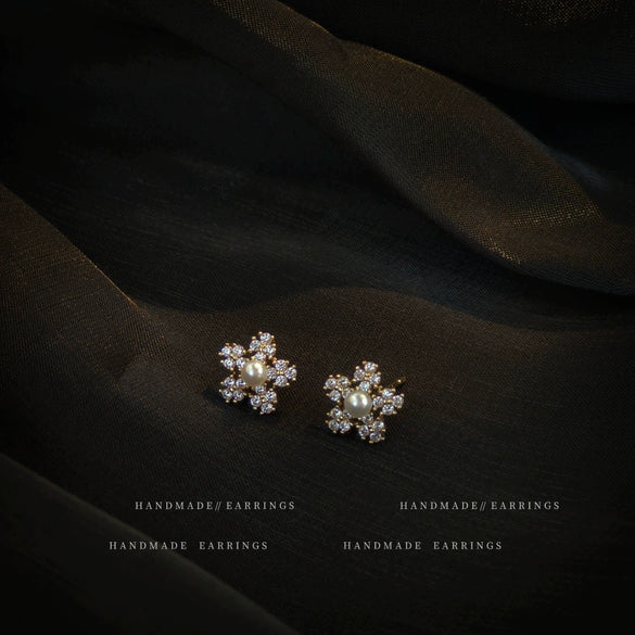 Women's Minimalist Snowflake Zircon Stud Earrings Copper Electroplated Elegant Fashion Earrings With Silver Needle