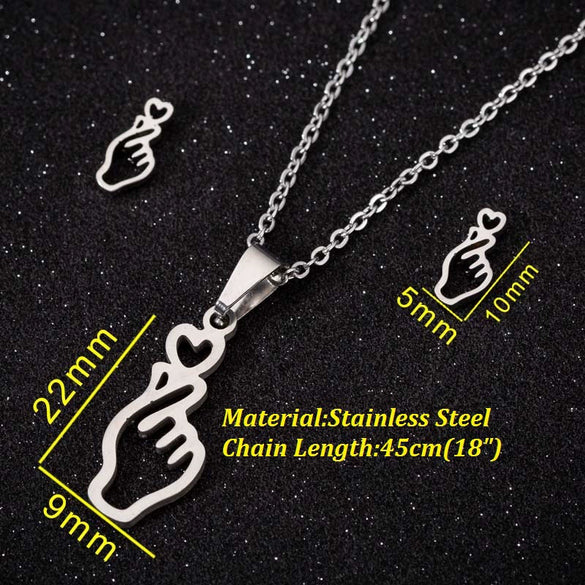 Women's Minimalist Stainless Steel Heart Pendant Necklace With Electroplated Ochain Design