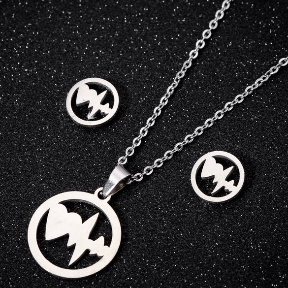 Women's Minimalist Stainless Steel Heart Pendant Necklace With Electroplated Ochain Design