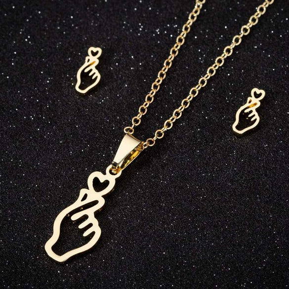Women's Minimalist Stainless Steel Heart Pendant Necklace With Electroplated Ochain Design