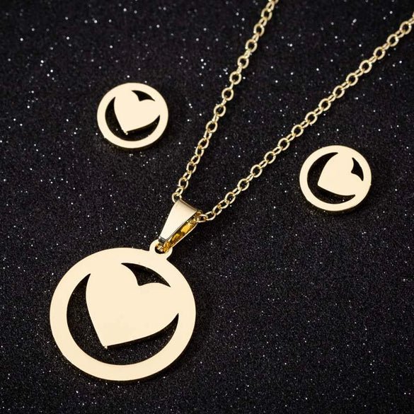 Women's Minimalist Stainless Steel Heart Pendant Necklace With Electroplated Ochain Design