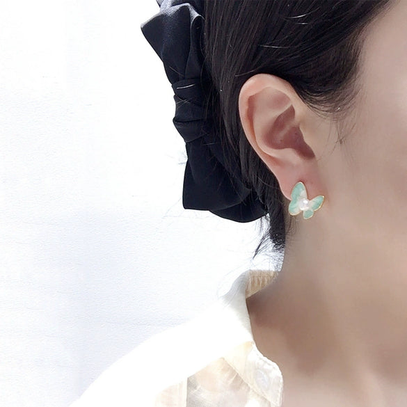 Women's Natural Freshwater Pearl Earrings In S925 Sterling Silver With Gradient Blue Butterfly Design And Oblate Shape