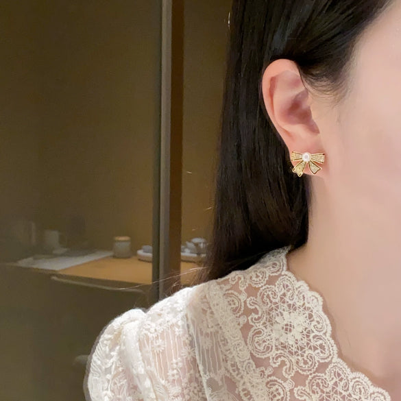 Women's Natural Freshwater Pearl Earrings With Microinlaid Zircon And Oil Bow Oblate Shape