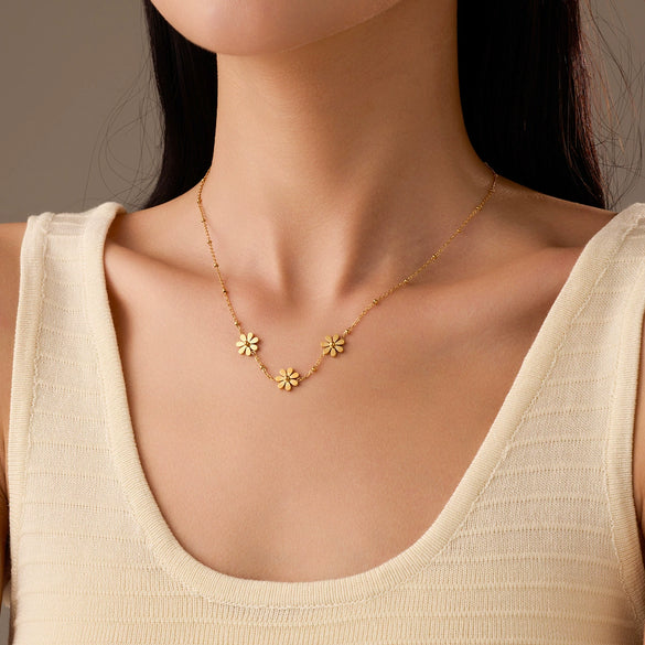 Women's Natural Style Stainless Steel And 18K Gold Electroplated Sunflower Daisy Clavicle Necklace