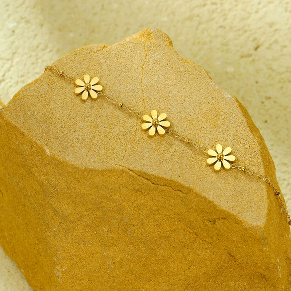 Women's Natural Style Stainless Steel And 18K Gold Electroplated Sunflower Daisy Clavicle Necklace
