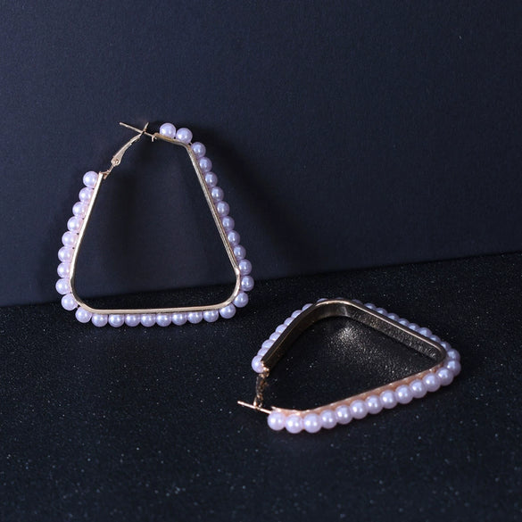 Women's Old Money Style Alloy Pearl Hoop Earrings Geometric Large Circle Electroplated Fashion Earrings
