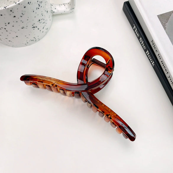 Women's Plastic Resin Handmade Geometric Semicircular Hollow Grab Hair Clip