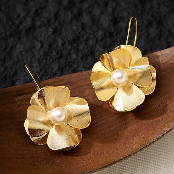 Women's Real Gold Plated Metal Flower Pearl Earrings With Copper Ear Needles Vacation Style Minimalist Fashion Jewelry Wholesale