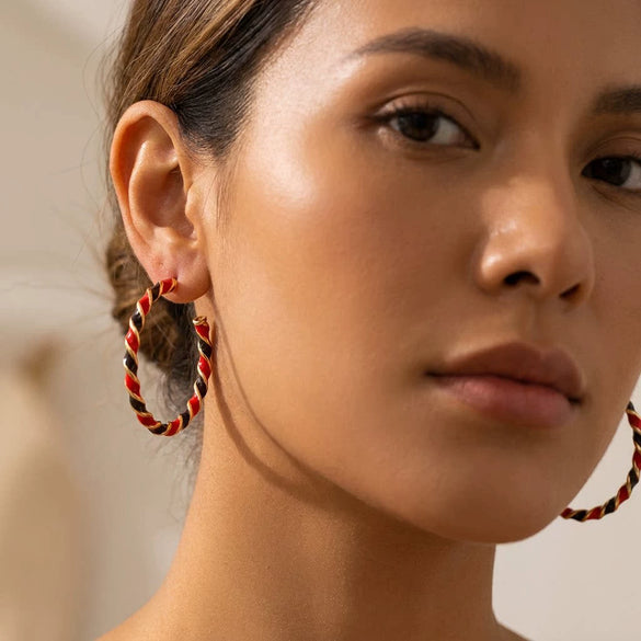 Women’s Red And Green Contrast Twisted Hoop Earrings Geometric Circle Design Electroplated Alloy Statement Jewelry