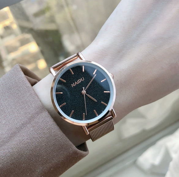 Women's Retro Artistic Leisure Watch With Alloy Case And Stainless Steel Strap And Buckle Round Dial