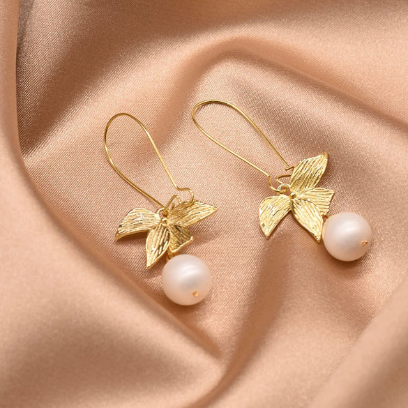Women's Retro Baroque Pearl Long Hook Earrings Geometric Court Style Electroplated Pearl Dangle Earrings